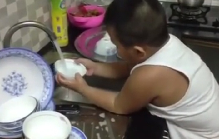 Clip cau be 4 tuoi rua bat thu hut cong dong mang hinh anh