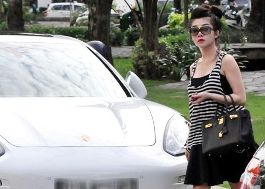 Can canh Porsche 4,5 ty cua hot girl 'Anh khong doi qua' hinh anh