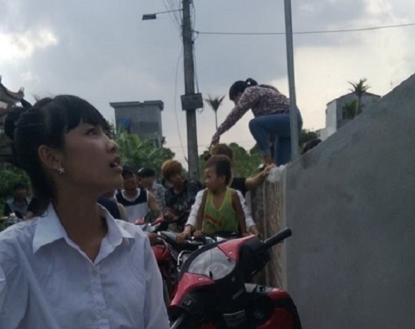 Người dân trèo tường vào nhà