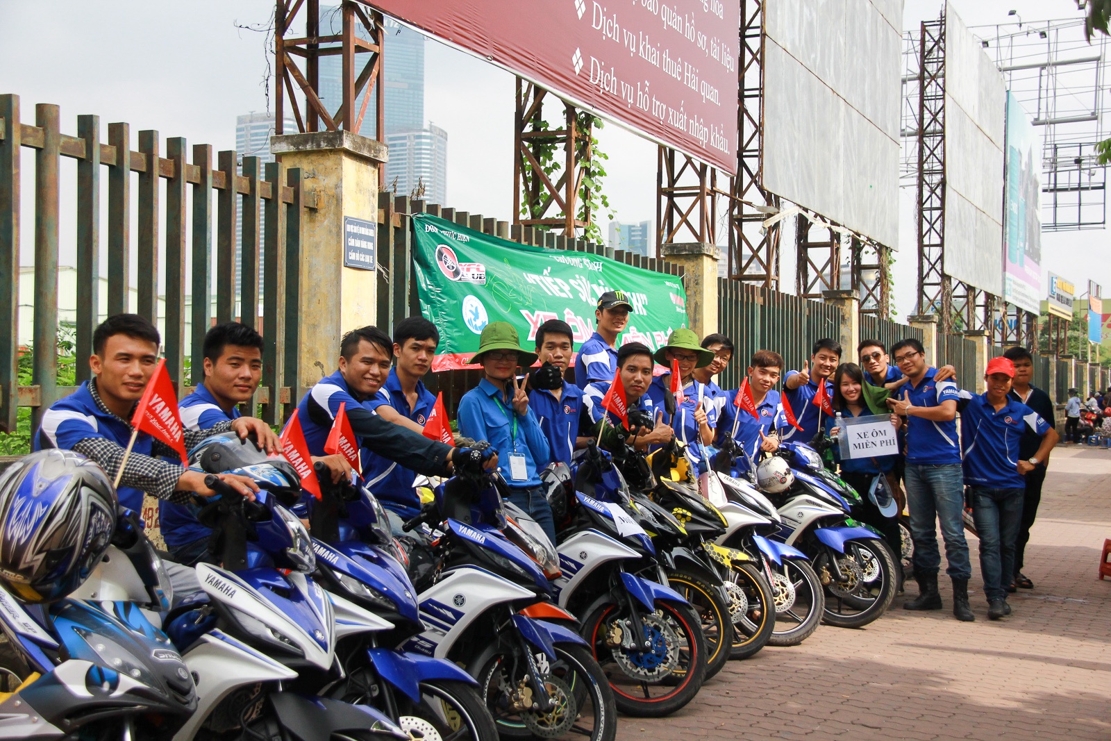 100 dan choi Exciter lam xe om mien phi cho si tu hinh anh