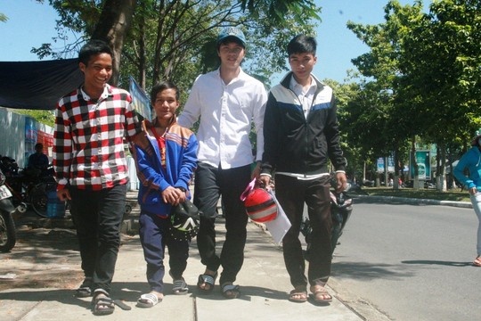 Thi sinh ti hon co ten 24 di thi dai hoc hinh anh