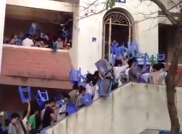 Clip canh di thi ba dao o DH Kien truc gay xon xao hinh anh