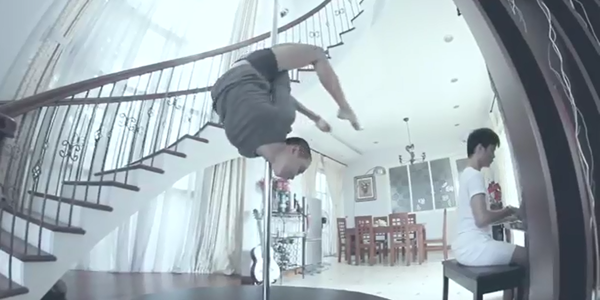 Clip cau chuyen tinh buon cua chang dong tinh hinh anh