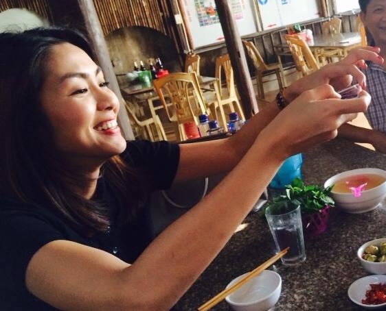 Tang Thanh Ha vui ve di an giua tam bao scandal hinh anh