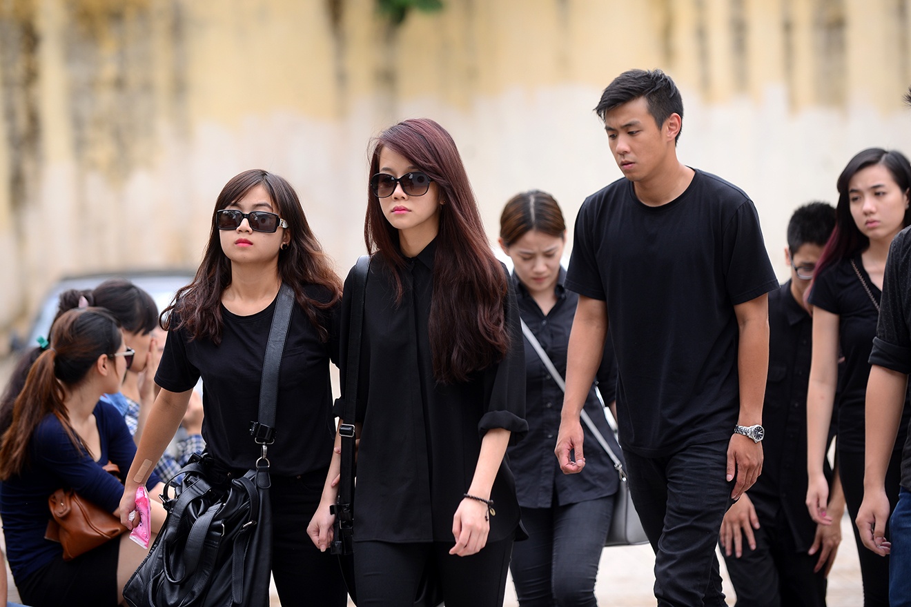 Sau đó, cô bình tĩnh lại, cùng bạn bè ra xe đến đài hóa thân hoàn vũ. 15h, lễ hỏa táng Toàn Shinoda sẽ diễn ra. Ảnh: Tuấn Mark.