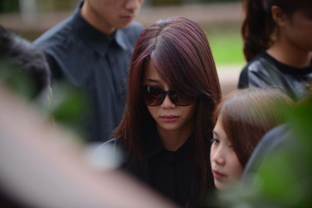 Từ 6h sáng, An Nguy đã có mặt tại nhà riêng và cùng gia đình Toàn Shinoda đến nhà tang lễ. Trước khi lễ tang bắt đầu, cô đứng cùng các hot teen Việt, mang theo một bó cúc trắng. Ảnh Tuấn Mark.