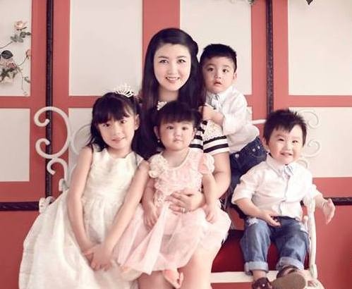 Hanh phuc cua nguoi dep mien Tay gianh 3 con tu tu than hinh anh