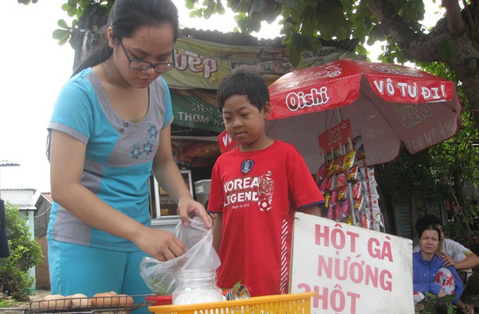 Ngân bán trứng gà nướng đậu á khoa - Ảnh: M.Tâm .