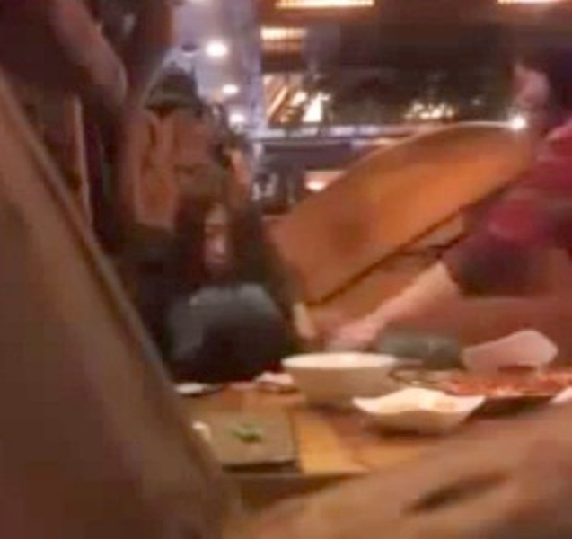 Thanh nien lam chuyen nguoi lon tai nha hang hinh anh