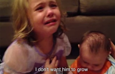 Clip be gai khoc vi so em trai lon hut 7 trieu luot xem hinh anh