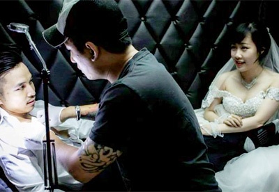 Cap doi Viet dan nhau di xam ngay khi le cuoi ket thuc hinh anh