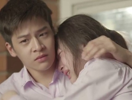 Nu sinh bi thay giao sam so, vuot rao trong