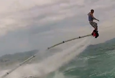 Clip chang trai Viet choi tro mao hiem bat cao 12m tren bien hinh anh