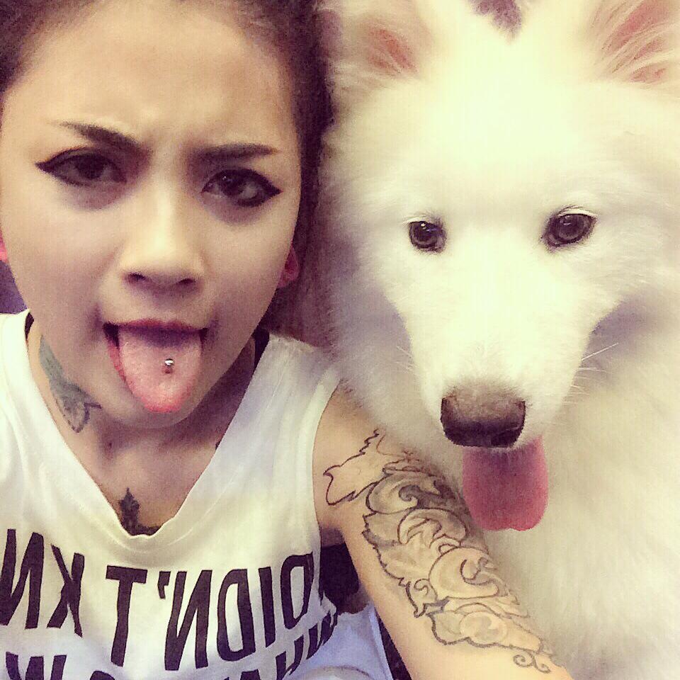 Nu tho xam 9X so huu cho bach tuyet Samoyed hinh anh