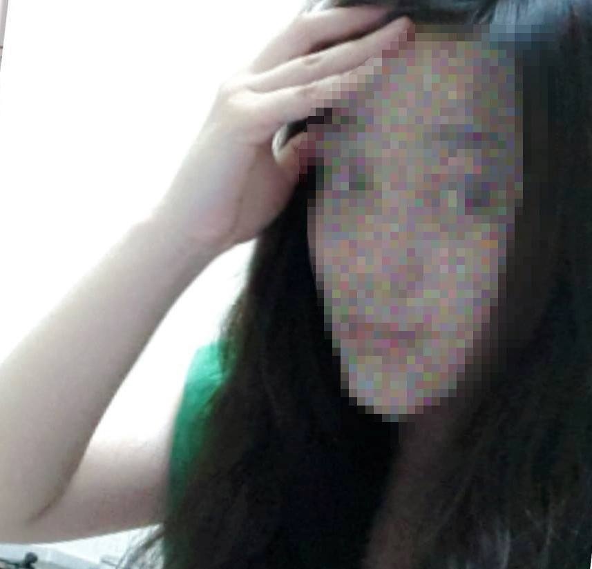 Nu sinh bat qua tang trom tu suong tren dien thoai cua minh hinh anh