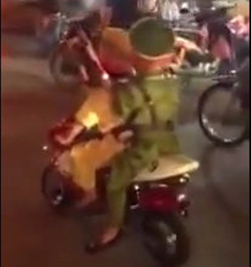 Hai cau be mac trang phuc canh sat tren pho hinh anh