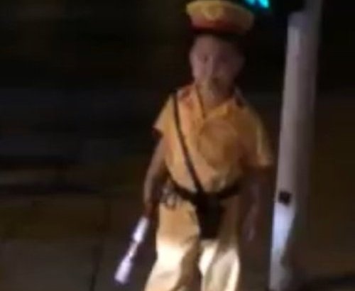 Clip nhoc ty Viet dieu tiet giao thong xon xao duong pho hinh anh