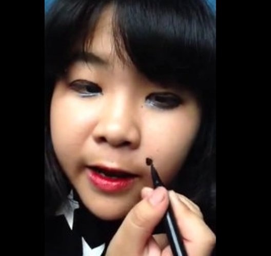 Co gai day trang diem den truong hinh anh