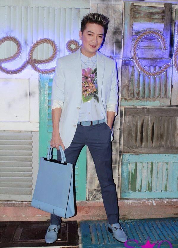 Trước đây, nam ca sĩ từng không ít lần diện đôi giày xanh với trang phục, phụ kiện ton-sur-ton trong các sự kiện lớn nhỏ.