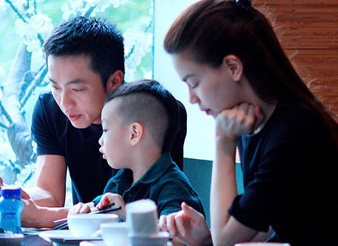 Vo chong Ha Ho dong loat khoe anh con trai cung hinh anh