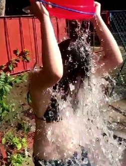 Khanh Hao mac noi y de nuoc da do len nguoi hinh anh