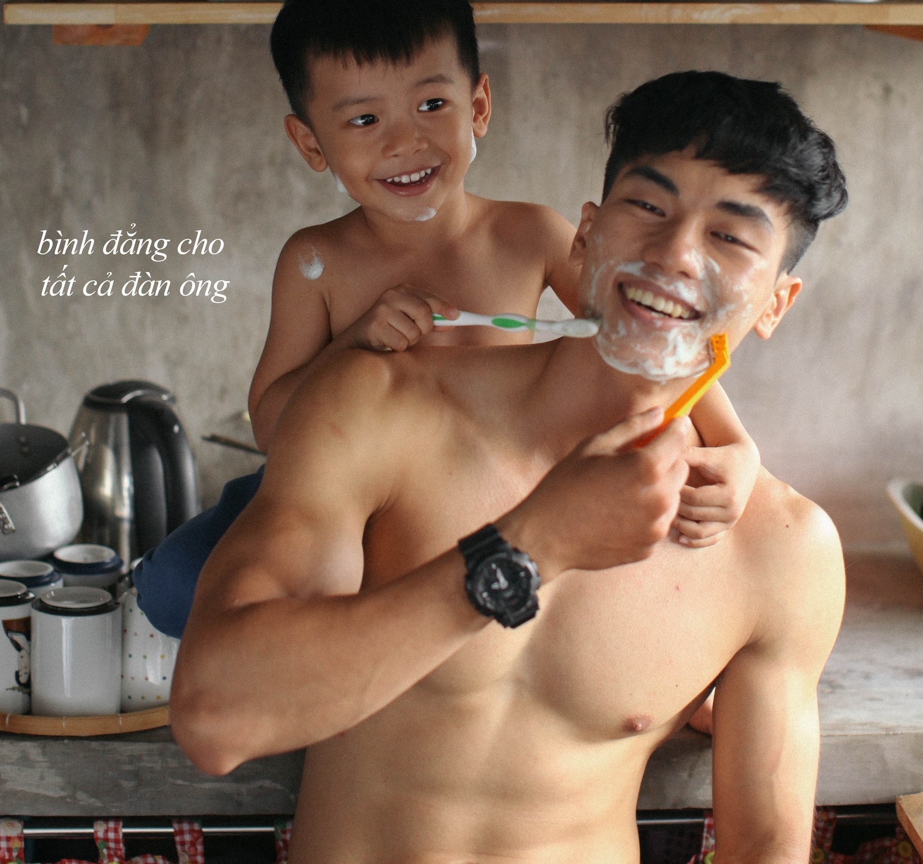 Anh bo don than 9X khoe than hinh 6 mui ben con trai hinh anh