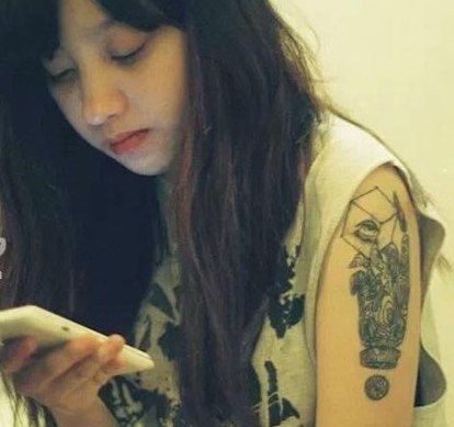 Thieu nu sinh nam 1995 so huu 8 hinh xam khung hinh anh