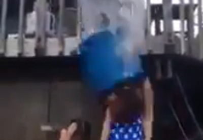 Clip co gai bi xo nuoc da dap vao dau hinh anh