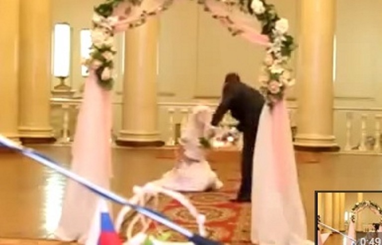 Co dau bi te tut vay hinh anh