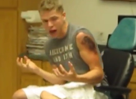 Clip chang trai noi dien vi xam dau hinh anh