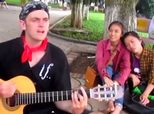 Giam doc ngoai quoc ngoi bet via he cover ca khuc Viet hinh anh