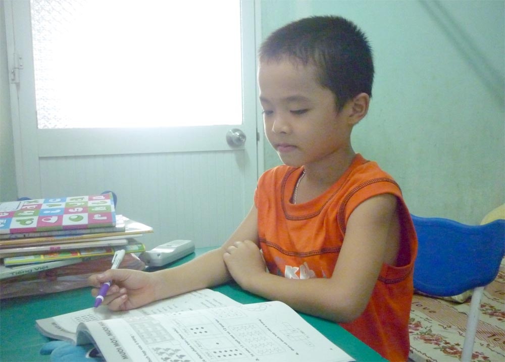 Cau be 6 tuoi o Quang Ngai tinh nham than toc hinh anh