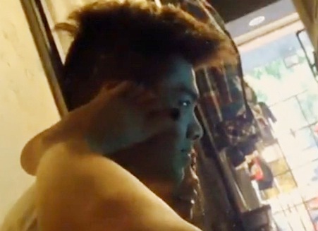 Clip chang trai sua de khien nguoi yeu vui long hinh anh