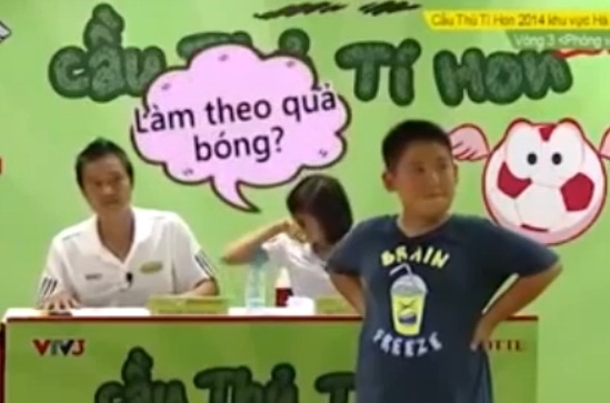 Clip tra loi cua tre lop 3 khien giam khao chao thua hinh anh