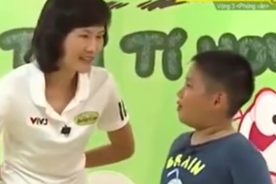 Clip be xu ly tinh huong di lac duong hinh anh