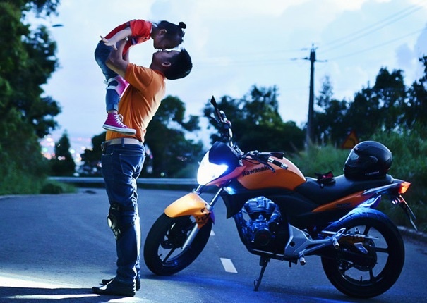 Bo anh bo va con gai cung phuot tren xe phan khoi lon hinh anh