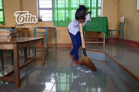 Cô bé H’lonh cụt 2 tay đầy nghị lực.