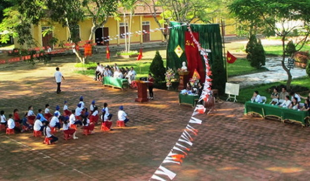 Buổi lễ khai giảng ở Trường tiểu học Hương Bình vắng lặng khi chỉ có 20 em học sinh.