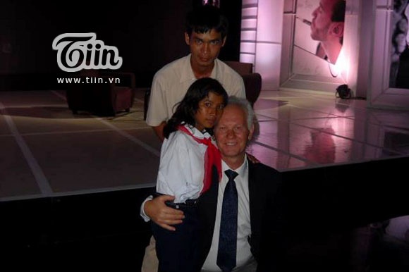 H’Lonh và thầy giáo chủ nhiệm Nguyễn Văn tuy chụp ảnh cùng bố của Nick Vujic.