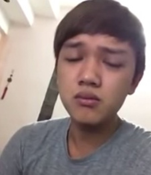 Clip chang trai khoc loc vi tinh hinh anh