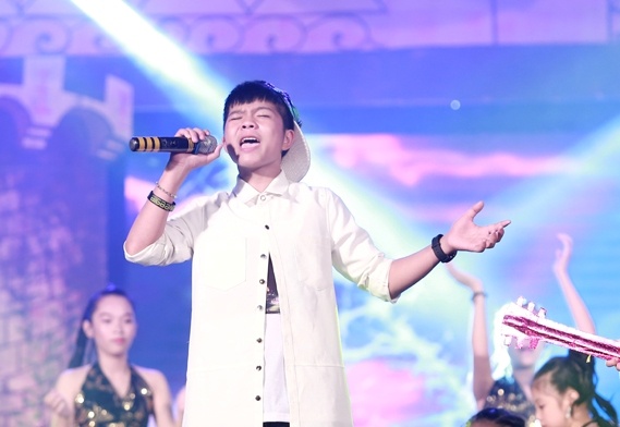 Quang Anh chay het minh trong dem nhac 'Vang trang cho em' hinh anh