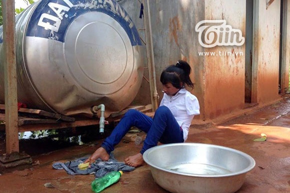 H’lonh làm mọi việc chỉ với đôi bàn chân.