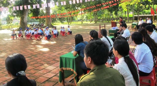 Thầy cô, đại biểu dự lễ nhiều học sinh.