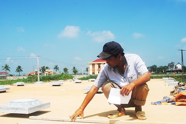 Kỹ sư Hoàng Quang Minh tại công trình xây dựng do mình đảm nhiệm ở xã Hạnh Phúc, huyện Thọ Xuân (Thanh Hóa). (Ảnh: T.Lượng)