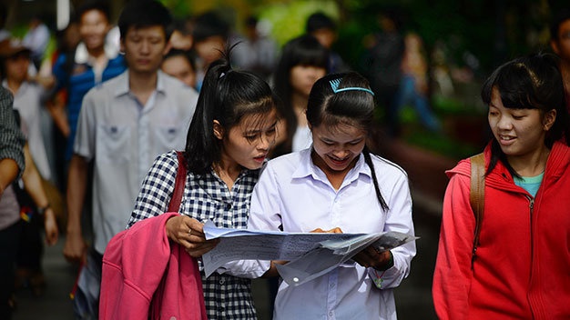 Thí sinh trao đổi sau khi kết thúc thi kỳ thi ĐH-CĐ 2014. Sắp tới sẽ chỉ còn một kỳ thi quốc gia. Kết quả thi sẽ để xét công nhận tốt nghiệp THPT và tuyển sinh vào các trường ĐH-CĐ - Ảnh: Quang Định.