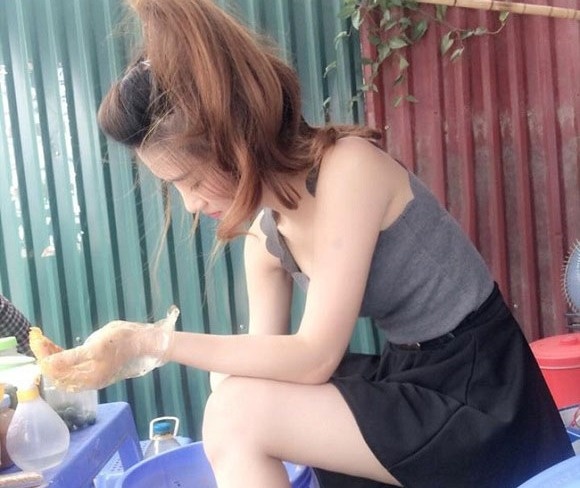Co gai ban banh trang Ha Noi gay sot mang hinh anh