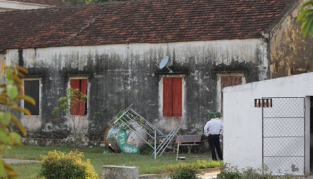 Hiện trường vụ việc, téc nước sau khi sập đổ xuống đã đè chết 2 em học sinh xấu số.