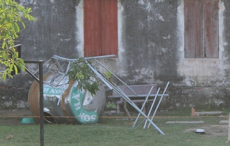 Lực lượng chức năng khám nghiệm hiện trường. thông tin ban đầu từ người dân, tẹc nước này vừa di chuyển từ khu vực khác đến đặt ở đây khi nhà trường tiến hành mở thêm phòng học.