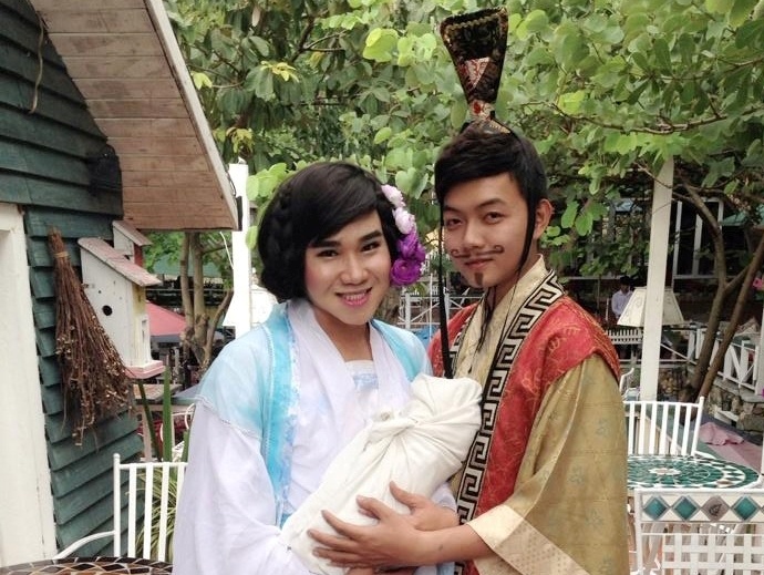 Nhom hai BB&BG la lam trong hinh tuong co trang hinh anh