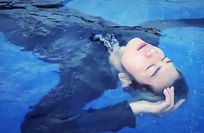 Clip Bao Bao lan ngup 10 lan duoi ho hinh anh